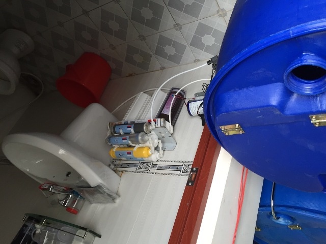 ... với nguồn nước cấp ngay sát bồn cầu trong nhà vệ sinh.