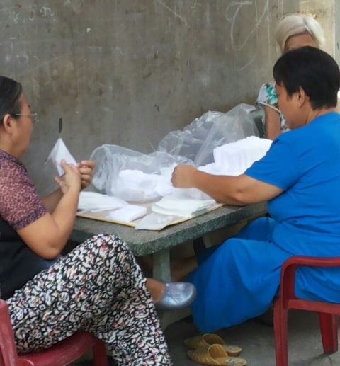 Vô bao bì khăn ướt ngay bên vĩa hè đường Phạm Thế Hiển, quận 8, TP HCM.