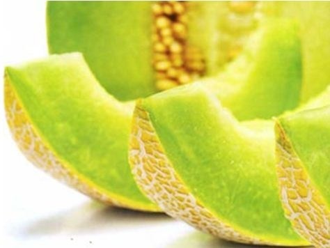 1. Dưa: Dưa rất giàu các chất khoáng như beta-carotene, magiê, phốt pho, canxi, sắt, đồng, kẽm…