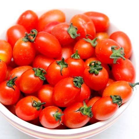 8. Cà chua bi: Loại trái này chứa lượng lớn magiê, canxi, vitamin C và B9. Nó có tính lợi tiểu, giúp loại bỏ phần lớn các chất độc, ngăn ngừa tích trữ mỡ. Cà chua bi chỉ chứa 29calo/100g.
