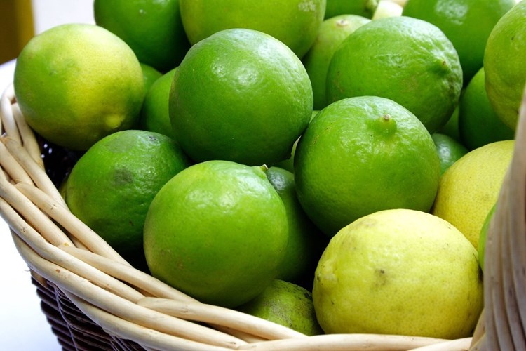3. Chanh: Chanh là chất chống oxy hóa mạnh, vitamin C kích hoạt sự tiết mật trong nội tạng giúp tiêu hóa thức ăn tốt hơn. Chất axít citric trong chanh giúp bao tử đốt cháy mỡ và protein. Chanh còn chứa calo thấp, 33calo/100g