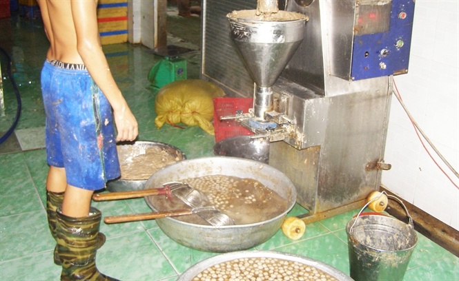 Sản phẩm bò viên sau khi luộc trông vàng ươm bắt mắt nhưng lại rất “dơ”... Đọc thêm tại: http://nongnghiep.vn/ho-bien-thit-ban-thanh-bo-vien-dac-san-post146736.html | NongNghiep.vn