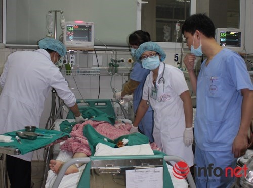 Các bác sĩ tại khoa cấp cứu Bệnh viện Nhiệt đới trung ương đang cấp cứu cho bệnh nhân.