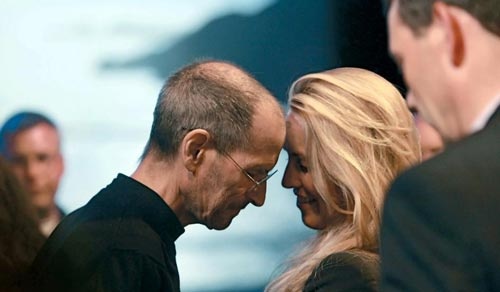 Vợ chồng Jobs hạnh phúc khi Steve còn sống.