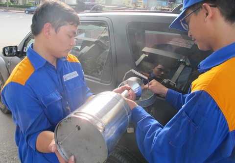 Gia xang giam nho giot vi thue qua cao hinh anh