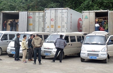 Các xe dưa hấu xuất khẩu chờ qua cửa khẩu Tân Thanh (Lạng Sơn).