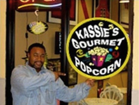 Jeffrey Dampier và cửa hàng bắp rang bơ của mình.