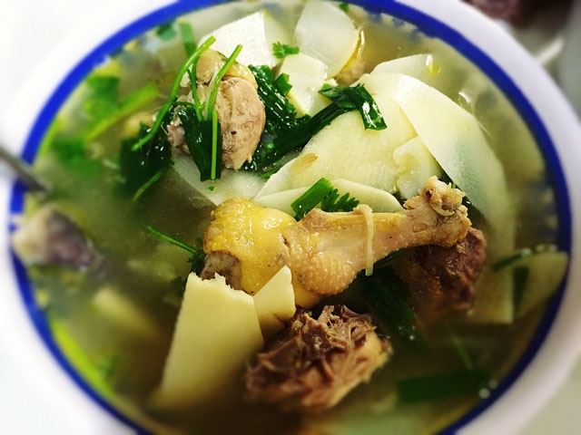 Gà ta hầm măng, một món canh ngon và bổ dưỡng.