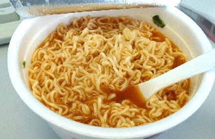 Tac hai dang so cua viec an nhieu mi tom hinh anh