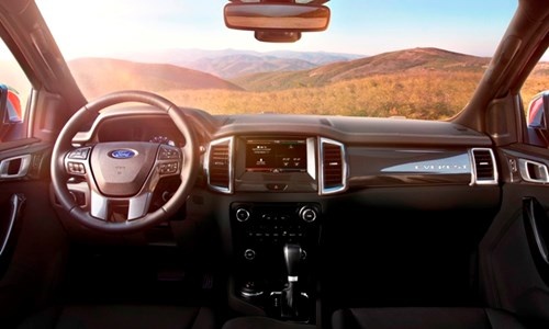 Trên vô-lăng là hệ thống kiểm soát hành trình chủ động, trên cần gạt xi-nhan là hệ thống cảnh báo làn đường.