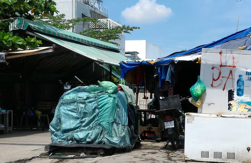 Một đại lý khác ở cũng trên đường này, vị trí đặt là cạnh chợ, ngay miệng cống, khi có khách đến mua đá, người bán mang luôn dép lên sàn kê để chặt nhỏ rồi giao cho khách.