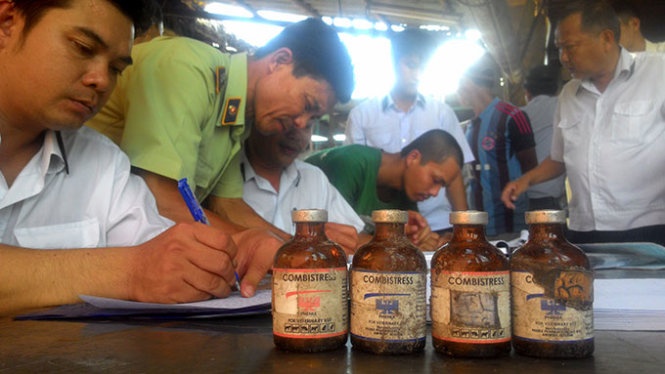 Những lọ thuốc an thần được cán bộ trạm thú y phát hiện tại “lò” mổ heo trái phép ở Q.12, TP.HCM.