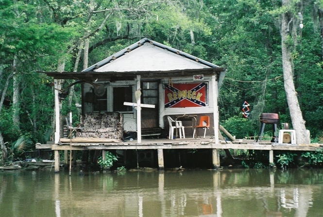 Một ngôi nhà ở vùng nước ngập Louisiana gợi nhớ về ĐBSCL của Việt Nam (wikipedia).