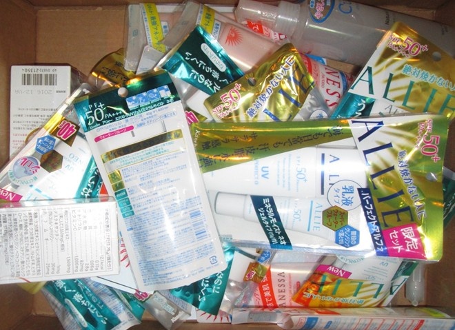 Nguoi tieu dung van lieu voi my pham chua chat cam hinh anh