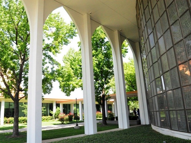 Gia đình bà Melinda có dự định gửi tất cả bốn người con của họ học đại học nên cha Melinda đã bắt đầu một doanh nghiệp chuyên cho thuê tài sản. 