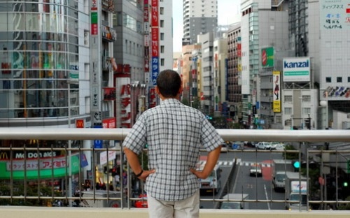 Nguoi Trung Quoc do tien mua nha khap the gioi hinh anh