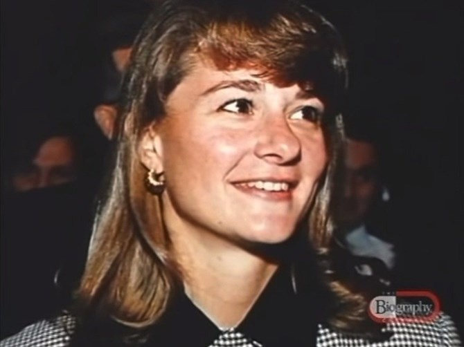 Tại một cuộc dã ngoại của công ty, Bill Gates đã hỏi Melinda có muốn hẹn hò cùng ông vào một ngày nào đó trong tuần. Bà đã từ chối ông vì cho rằng ông không đủ chân thành. Trong vòng một giờ sau đó, Bill Gates đã cố thuyết phục bà để ông đưa về tối đó và bà đã đồng ý. Cặp đôi sau đó đã giữ mối quan hệ rất chừng mực ở công ty và yêu cầu đồng nghiệp cùng các thành viên trong gia đình tôn trọng sự riêng tư của họ.