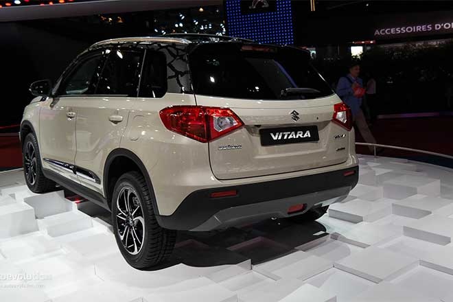   So với bản hiện tại, Vitara 2015 có thiết kế khá ấn tượng với phong cách thể thao. Mặt trước xe mạnh mẽ với nắp ca-pô dạng vỏ sò và những mô-típ hình thang trên cản trước. 