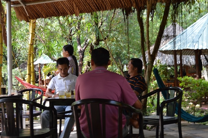 Tại quán cà phê Bảo An, hàng ngày có cả chục vụ trao đổi, mua bán đất.