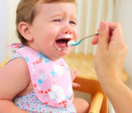 Không nên cai sữa đột ngột dễ gây sang chấn tinh thần làm trẻ quấy khóc, biếng ăn.