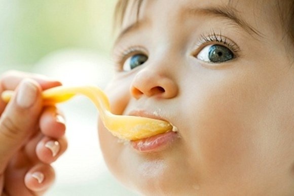Sau khi cai sữa, cần có các chế độ ăn thay thế đảm bảo đủ chất cho trẻ, nhất là chất đạm (thịt, cá, trứng, ca, đậu đỗ...), chất béo (dầu, mỡ) và các loại rau, quả...