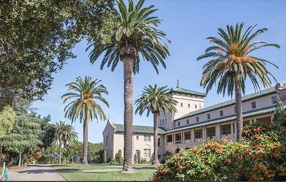 Tất nhiên, không phải tất cả tài sản của Brin đều dồn vào các tổ chức từ thiện. Năm 2011, anh, Page và Schmidt đã mua 8 chiếc phi cơ riêng. Brin còn sở hữu bất động sản tại New York và Los Altos.