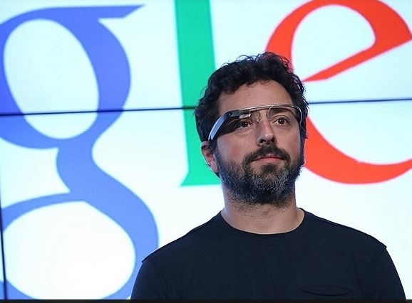 Cuộc sống hôn nhân của Brin không bằng phẳng và xuống dốc khi Brin có nhân tình là một nhân viên trong công ty. Hai vợ chồng Brin ly hôn tháng 6/2015 sau 8 năm chung sống. Amanda Rosenberg, cô gái trong ảnh, được xem là người thứ ba trong câu chuyện này.