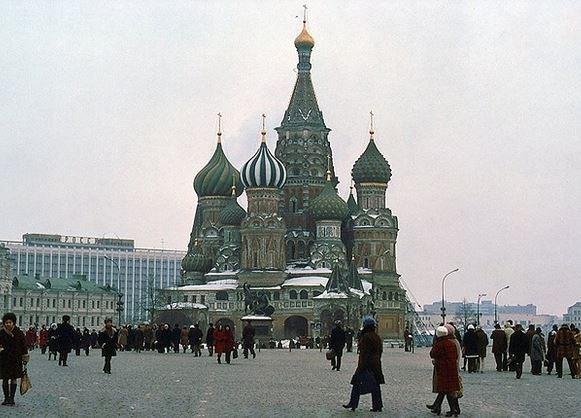 Để đến được với đỉnh cao danh vọng như ngày nay, ít ai biết Brin lại có xuất thân khiêm tốn. Anh sinh vào mùa hè năm 1973 tại Liên bang Xô Viết.