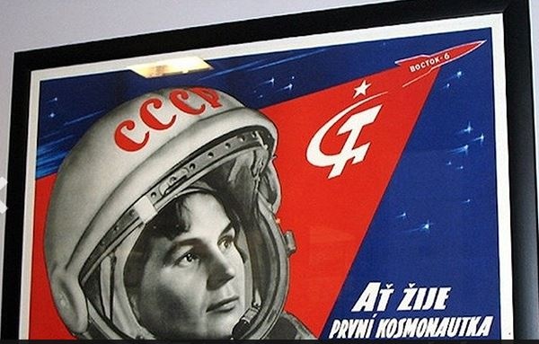 Thời điểm đó, bố của Brin là Michael Brin mơ ước trở thành nhà vật lý học thiên thể nhưng gốc gác Do Thái cùng bối cảnh xã hội đã ngăn ông thực hiện điều này và thậm chí còn khiến ông khó khăn khi tìm kiếm việc làm. Cuối cùng, Michael làm việc trong một cơ quan của chính phủ. Cả gia đình quyết định chạy trốn khỏi nơi này khi Sergey 6 tuổi.