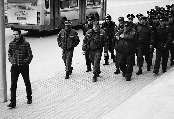 Brin thăm lại Matxcova năm 17 tuổi trong một chuyến du lịch của cả lớp do bố Michael dẫn đầu. Với bản tính ương ngạnh, Brin đã ném đá vào một xe cảnh sát và gặp rắc rối nghiêm trọng.