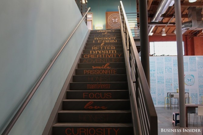 Bạn cũng sẽ tìm thấy những phương châm tại cầu thang dẫn lên tầng hai.