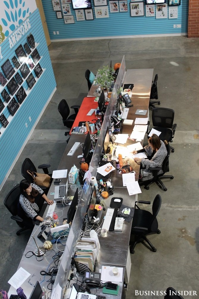 Nhân viên ngồi thành từng nhóm theo đội của họ.