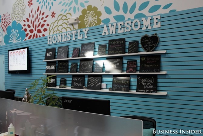  Văn phòng này tạo điều kiện cho các nhân viên giao lưu với nhau trong một không gian có phòng ăn mát mẻ, thoải mái.