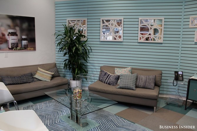 Có một cảm giác ấm cúng lan tỏa khắp không gian. Alba là người đã đóng một vai trò quan trọng trong việc thiết kế văn phòng, tạo cho các phòng hội nghị cảm thấy giống như phòng khách. 