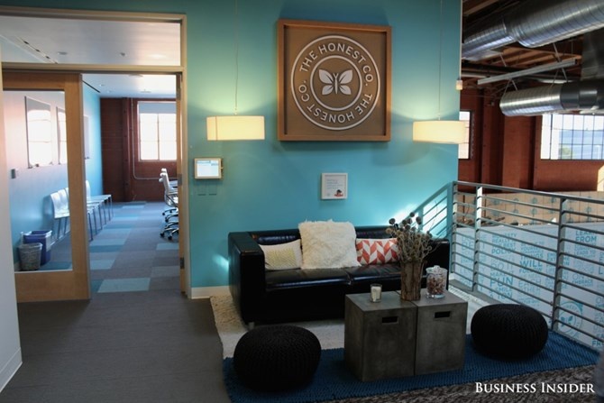 Các lọ hoa để bàn cũng rất thân thiện với môi trường.