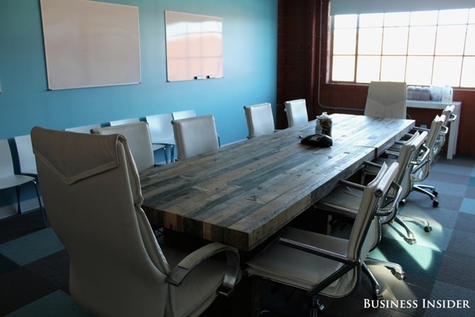  Vật liệu tái chế được sử dụng rất nhiều trong văn phòng này. Các bàn trong phòng hội nghị này được làm từ gỗ tái chế.