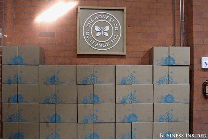 Các hộp đựng sản phẩm của Công ty Honest sử dụng để vận chuyển sản phẩm cũng được thiết kế đẹp mắt.
