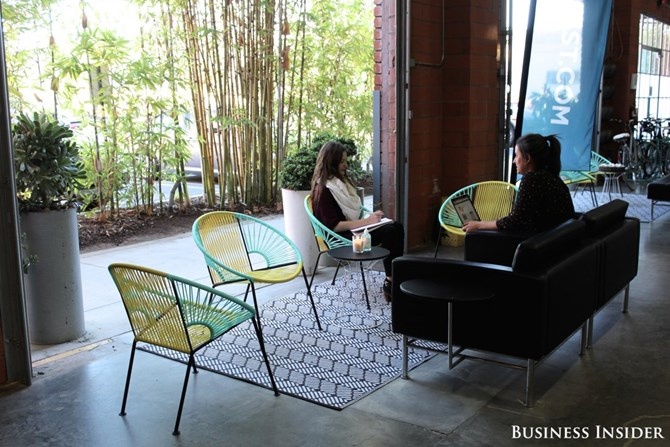 Cửa phòng làm việc mở ra không gian gần gũi với thiên nhiên.