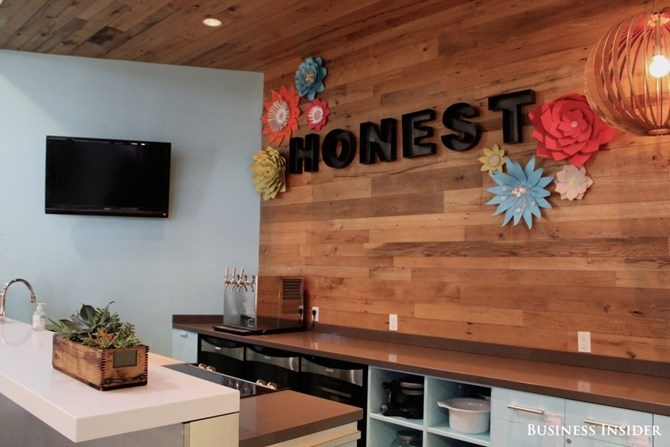 Bên trong, bạn sẽ thấy trưng bày rất nhiều sản phẩm do công ty này sản xuất và biểu tượng “Honest” được trang trí bên cạnh rất nhiều hoa và trong cả khu vực nhà bếp.