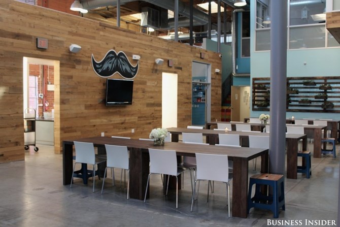 Khu vực khá rộng với nhiều bàn dài này là nơi mà nhân viên tập trung để ăn trưa.