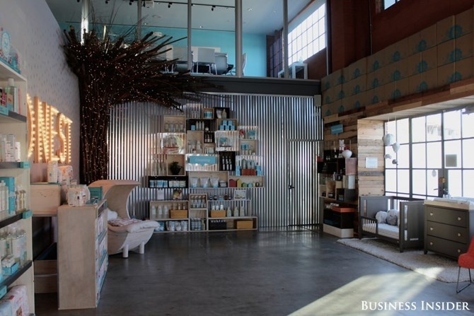   Đây là một phòng trưng bày, nơi tất cả các sản phẩm của Công ty Honest đang được trưng bày.