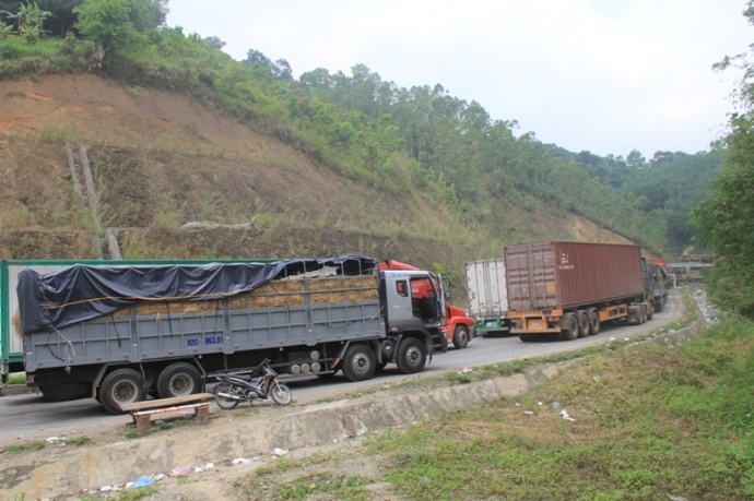 Xe nong san xep hang o cua khau bien gioi Viet - Trung hinh anh