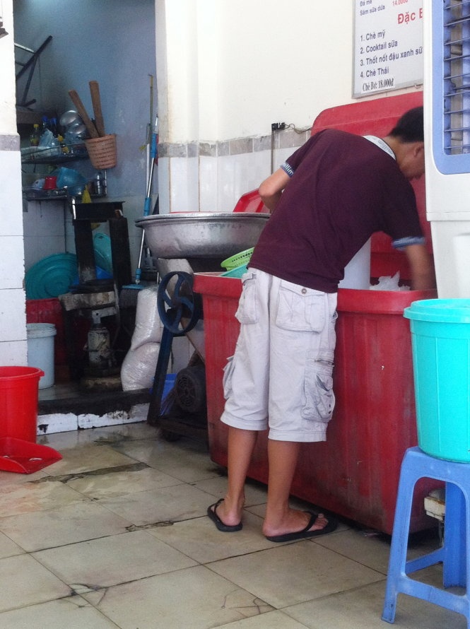 Dùng tay trần bốc đá là cảnh thường thấy ở nhiều hàng quán kinh doanh dịch vụ ăn uống.