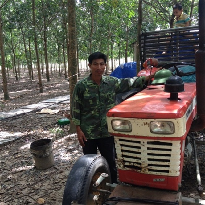 Anh Nguyễn Xuân Vinh bên chiếc máy cày phục vụ làm nương rẫy.