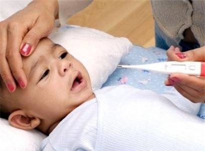 Cha mẹ cần theo dõi sát diễn biến bệnh của trẻ để phát hiện sớm dấu hiệu viêm màng não và điều trị kịp thời. Ảnh: MH.