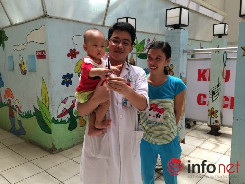 Bé Việt đã khỏe mạnh sau 7 tuần điều trị viêm màng não mủ.