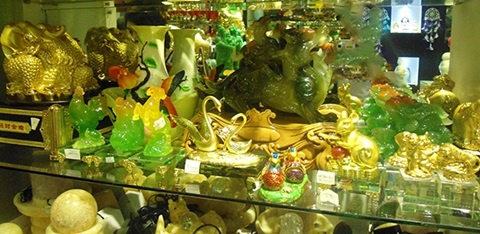 Nhiều người tìm mua đồ phong thủy trong tháng này với mong muốn cầu bình an, may mắn.