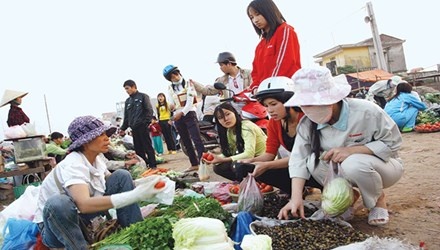 Bat dong ve luong toi thieu: 14 trieu lao dong, ai bao ve? hinh anh