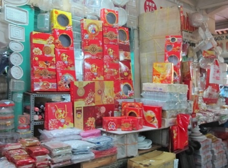 Các loại vỏ, hộp bánh nhái các thương hiệu lớn được bày bán khá nhiều tại chợ Bình Tây.