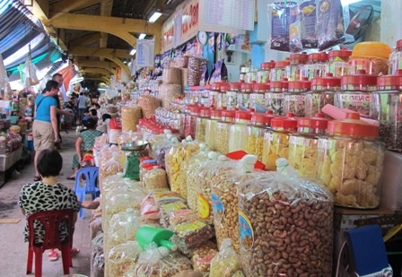 Các loại nguyên liệu làm BTT như mứt hạt sen, lạp xưởng, bột sắn... được bày bán nhiều tại chợ đầu mối.